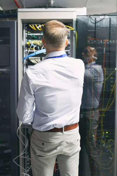 Подключение Главному Серверу Снимок Зрелого Мужчины Работающего Серверной — стоковое фото