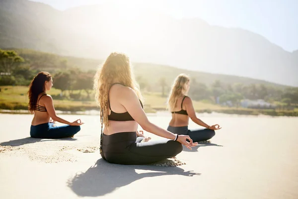 Dégagez Votre Esprit Trois Jeunes Femmes Pratiquant Yoga Sur Plage — Photo