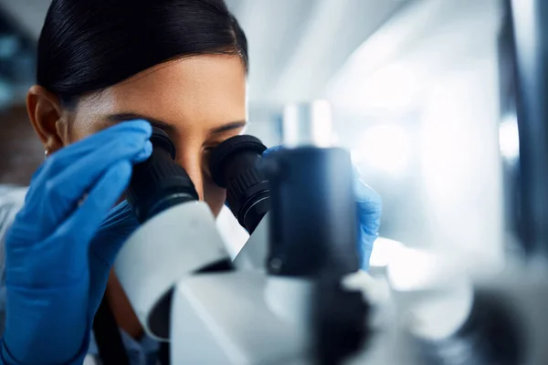 Kobieta Naukowiec Mikroskop Badań Kryminalistycznych Odkryć Lub Analizy Danych Laboratorium — Zdjęcie stockowe