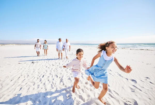 Emocionados Niños Playa Felices Corriendo Jugando Verano Con Felicidad Alegría — Foto de Stock