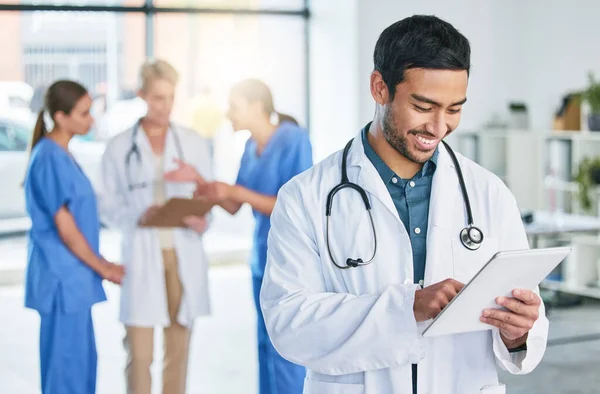 Sorria Médico Tablet Com Homem Hospital Para Relatório Digital Networking — Fotografia de Stock