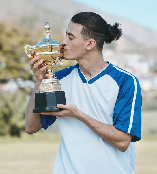 Jogador Futebol Comemorar Competição Com Troféu Exterior Com Beijo Após — Fotografia de Stock