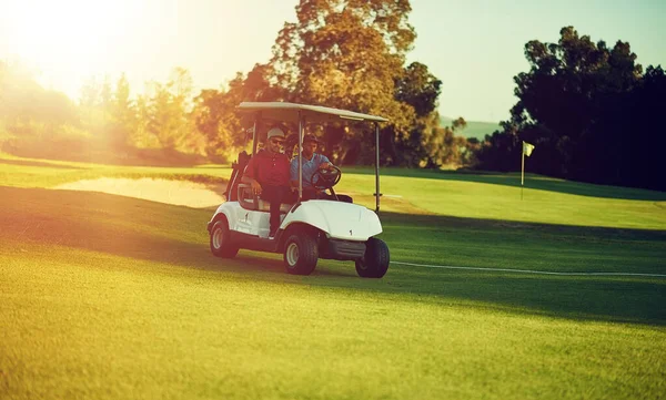 保持平静的心境 两个高尔夫球手骑在高尔夫球场的推车上 — 图库照片
