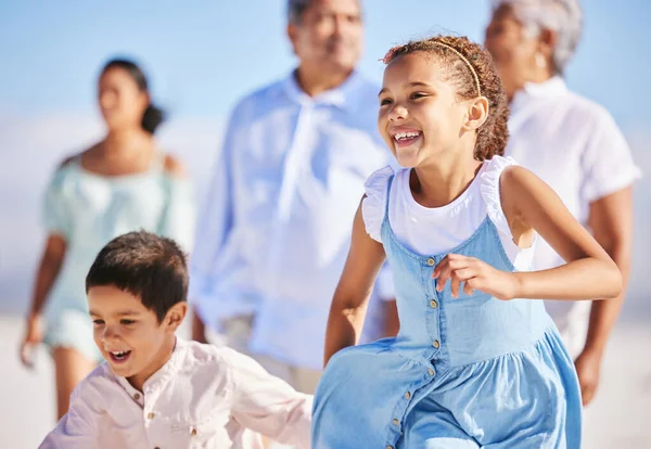Захоплені Пляжні Або Щасливі Діти Бігають Або Грають Влітку Щастям — стокове фото