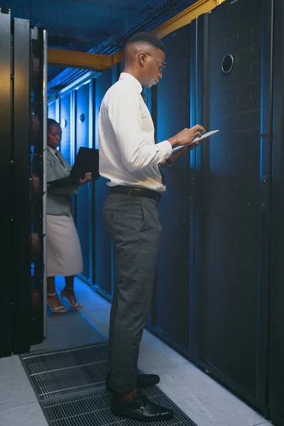 ファイアウォールの強化 2人の若いIt専門家がサーバールームに立ちテクノロジーを使って — ストック写真