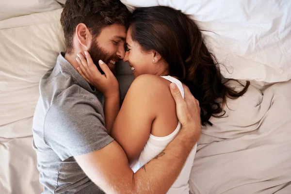 침실안아 재미있는 농담을 커플들 스페인의 코미디 사랑의 긴장을 사람들은 침대에서 — 스톡 사진