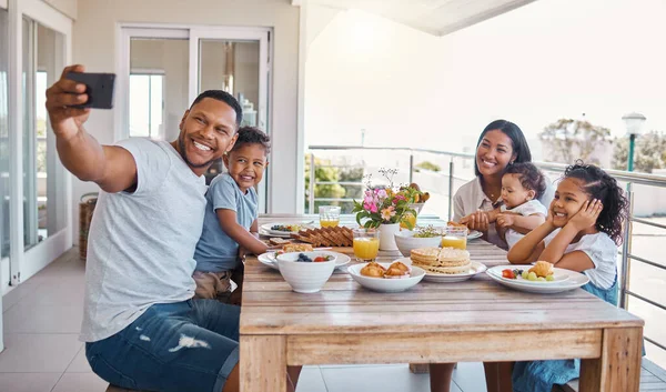 Familien Selfie Freien Mittagessen Und Kinder Mit Vater Mutter Und — Stockfoto