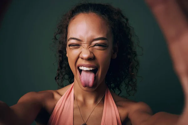 Selfie Język Młoda Kobieta Studio Twarzą Ekspresją Lub Osobowością Zielonym — Zdjęcie stockowe