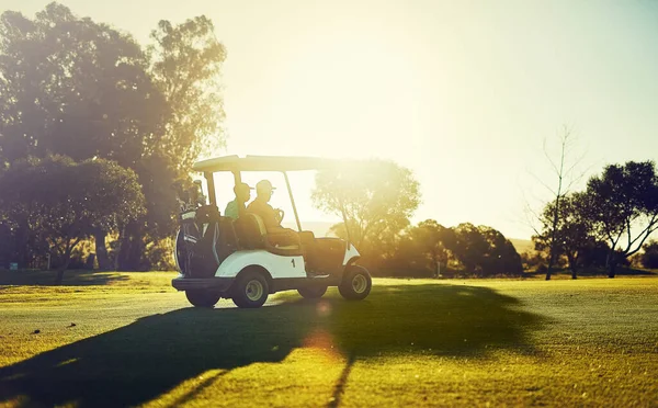 Entrar Ritmo Das Coisas Dois Golfistas Montando Carrinho Campo Golfe — Fotografia de Stock