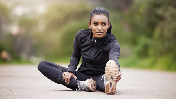 Doğa Isınma Kadın Otururken Bacak Esneme Motivasyon Ayaklar Üzerinde Spor — Stok fotoğraf