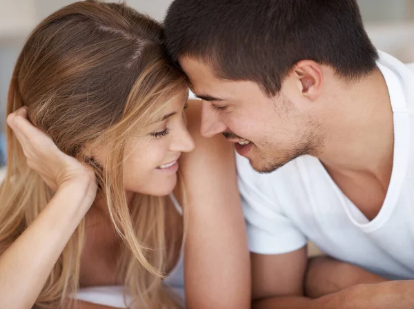 Berbagi Momen Romantis Pasangan Muda Penuh Kasih Berbaring Bersama Sama — Stok Foto