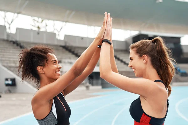 Vrouw Teamwork High Five Stadionbaan Voor Hardlopen Trainen Samen Trainen — Stockfoto