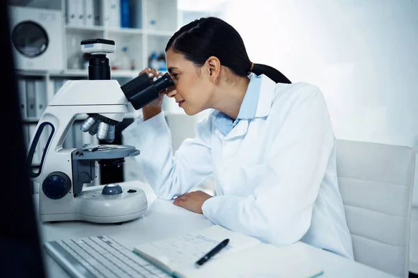 Mikroskop Nauka Kobieta Laboratorium Badań Medycznych Analiz Testów Dna Opieka — Zdjęcie stockowe