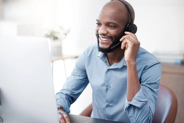 Czarny Człowiek Szczęśliwy Agent Pracujący Call Center Komputerze Biurze Biznes — Zdjęcie stockowe