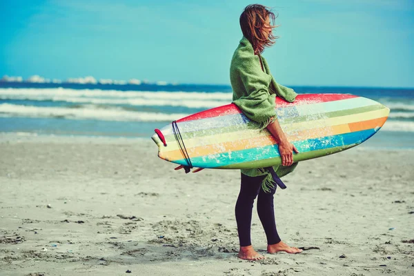 Dalgalar Için Buradayım Genç Bir Sörfçü Sörf Tahtasıyla Sahilde Geziniyor — Stok fotoğraf