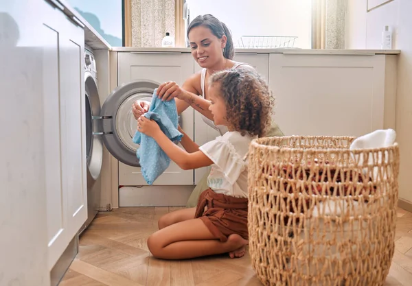 Feliz Lavandería Lavadora Con Madre Hija Para Ayudar Aprender Limpiar —  Fotos de Stock