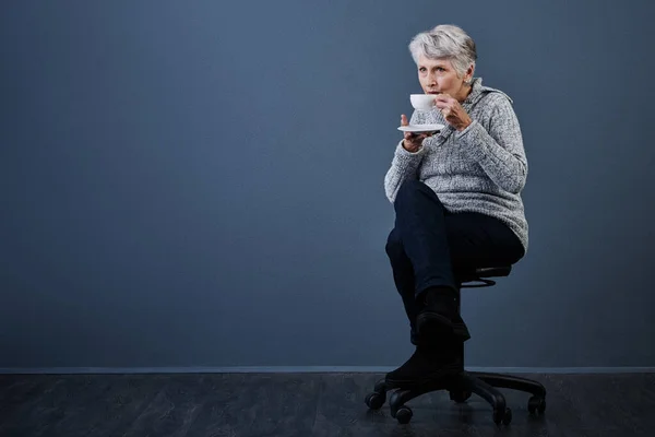 Puedo Hacer Esto Todo Día Estudio Una Anciana Sentada Disfrutando —  Fotos de Stock