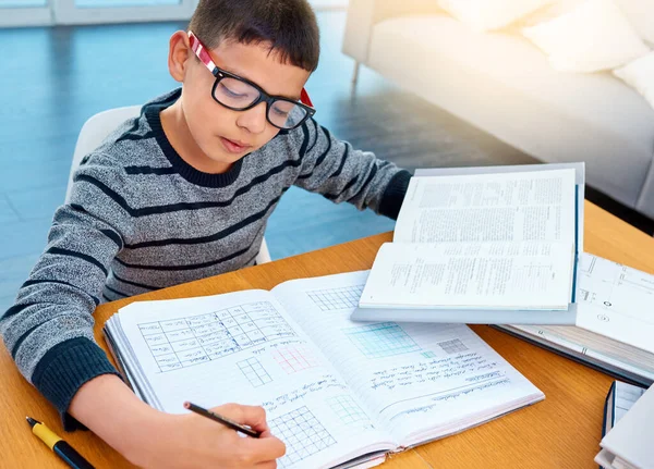 Çocuk Çocuk Öğrenci Evdeki Masada Matematik Kitabı Yazma Öğrenme Eğitim — Stok fotoğraf