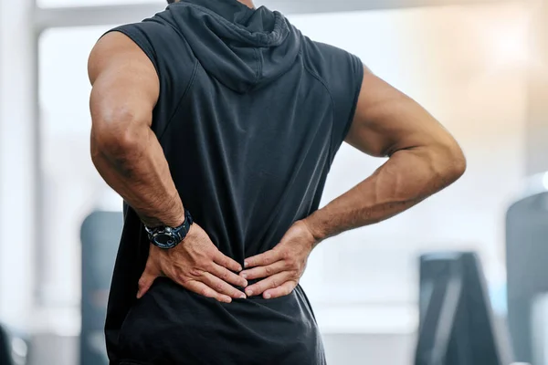 健身房 受伤和男子与手背疼痛的医疗急救从运动工作室的锻炼 双手紧握肌肉按摩 训练时疼痛或抽筋 — 图库照片