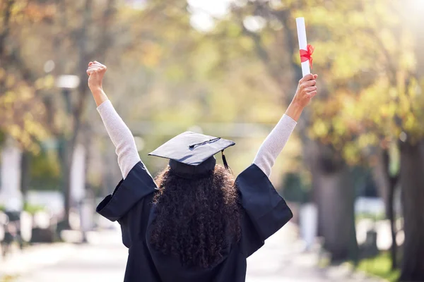 毕业典礼上 后来居上的女学生欢呼雀跃 庆祝学业的成功 或提高她的文凭或在大学校园的胜利 快乐女性的动力 证书和成就 — 图库照片