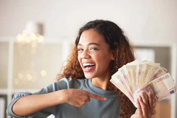 Mulher Feliz Está Apontando Para Dinheiro Poupança Finanças Com Sucesso — Fotografia de Stock