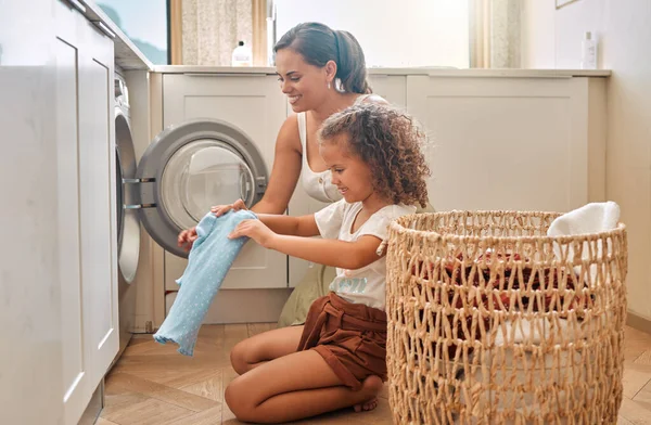 Limpieza Ayuda Lavadora Con Madre Hija Para Lavandería Aprendizaje Limpieza —  Fotos de Stock