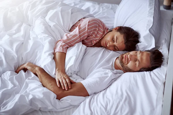 私の夢を見て欲しい 中年の夫婦が一緒にベッドで寝ていて — ストック写真