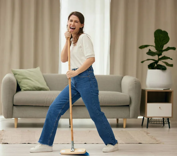Woman Singing Broom Clean Living Room Funny Dance Sweeping Floor — Stock Photo, Image