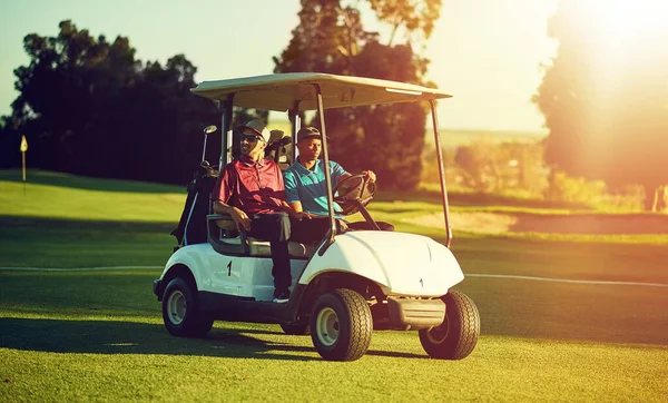 Premier Tee Shirt Deux Golfeurs Chariot Sur Terrain Golf — Photo