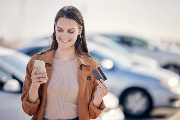 Karta Kredytowa Telefon Kobieta Płatnością Samochód Zakupy Online Lub Commerce — Zdjęcie stockowe