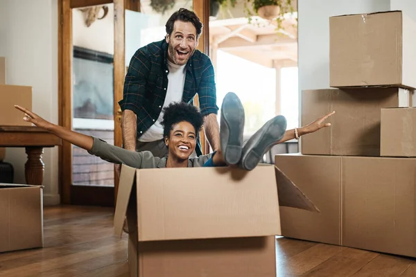 新房中的夫妻 包厢和房地产商在一起兴高采烈 共同投资 兴奋的跨种族男人 女人和玩箱子 搬家或庆祝有趣的搬迁 — 图库照片
