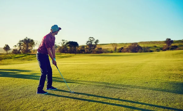 Maçı Sıkı Sıkıya Tutuyor Golf Oynayan Genç Bir Adam — Stok fotoğraf