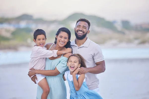 Familia Padres Retrato Niños Felices Playa Para Viajar Con Alegría — Foto de Stock