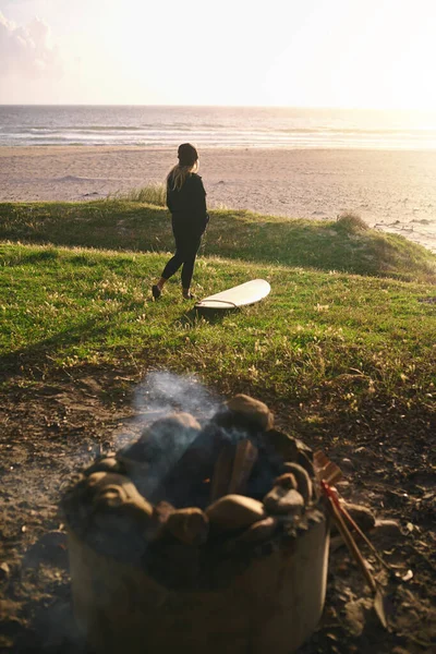 Überall Nimmt Sie Ihr Surfbrett Mit Eine Attraktive Junge Frau — Stockfoto
