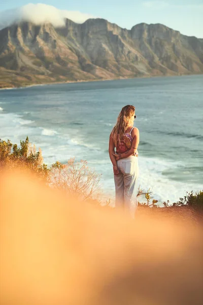 Deniz Kenarında Huzur Buluyorum Tanınmayan Bir Kadın Tek Başına Ayakta — Stok fotoğraf