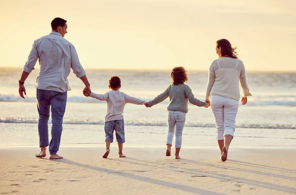 Περπάτημα Παραλία Και Πίσω Μέρος Της Οικογένειας Κρατώντας Χέρια Στις — Φωτογραφία Αρχείου