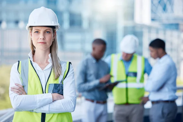 手臂交叉 一名严肃的女建筑工人站在建筑工地上 她的团队为背景 外部的管理 领导和自信的女建筑师 — 图库照片