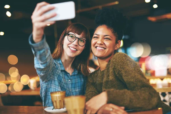 Vezměme Jeden Bez Filtru Dva Mladí Přátelé Selfie Spolu Kavárně — Stock fotografie