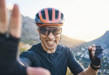 Dostum, selfie ile portre ve dağ bisikleti, kazanmak için gülümseme ve yumruk kutlaması, yarış ve spor. Guy, dağlar ve bisiklet başarısı fotoğrafçılık, profil resmi ve sosyal ağ uygulaması.