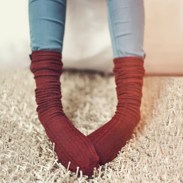 Люблю Ношу Ліжку Молода Жінка Теплій Шкарпетці — стокове фото