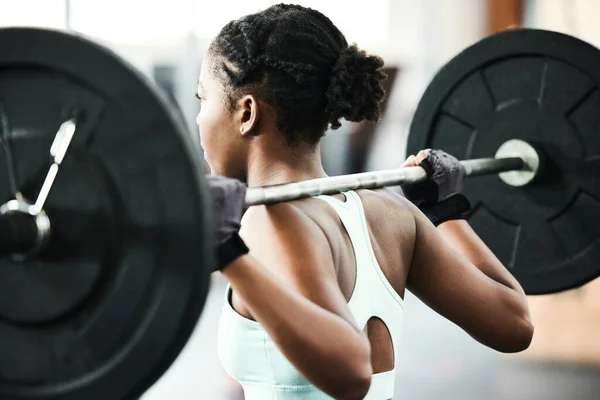Mujer Negra Espalda Con Levantamiento Pesas Fitness Barra Pesas Gimnasio — Foto de Stock