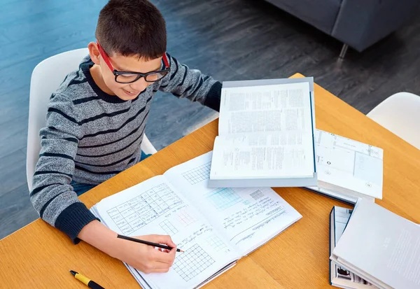 Gelukkige Jongen Student Schrijven Wiskunde Boek Voor Studeren Leren Onderwijs — Stockfoto