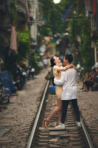 愛に狂っていない場合は何がポイント ベトナムの街の電車の線路で踊っている若いカップルが — ストック写真