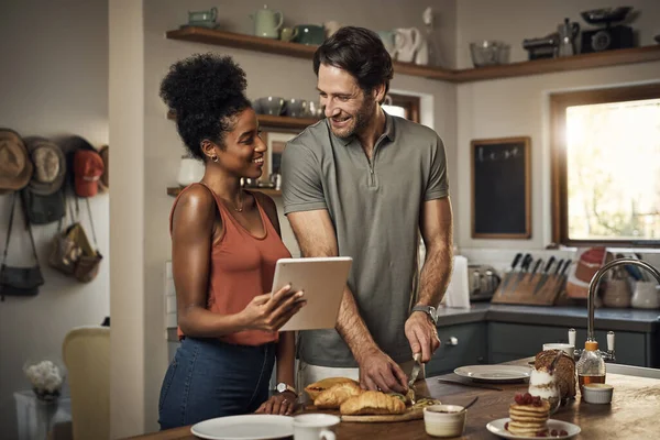 인종을 구분하는 요리를 타블렛 집에서의 미디어 온라인 Vlog 남녀가 식탁에서 — 스톡 사진