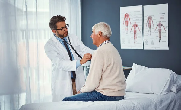 Regelmäßige Vorsorgeuntersuchungen Sind Für Senioren Lebenswichtig Ein Arzt Untersucht Einen — Stockfoto