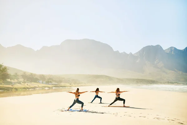 Guerrero Preocupado Tres Mujeres Jóvenes Practicando Yoga Playa —  Fotos de Stock