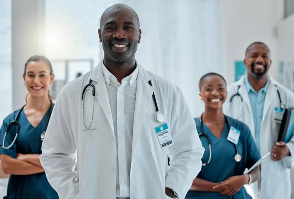 医生和黑人的肖像与团队的医疗帮助 保险和对诊所的信任 提供服务 咨询和护理的保健 医院和专业男女保健工作者 — 图库照片