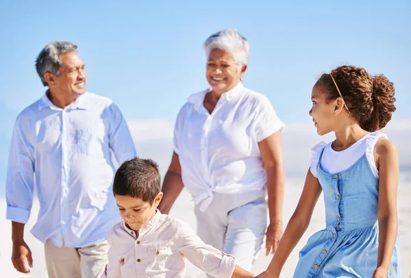 Beach Grandparents Happy Kids Holding Hands Walking Smiling Summer Family — Stock Photo, Image