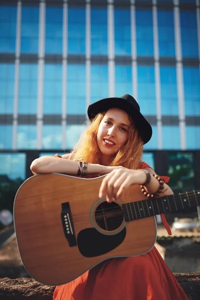 Guitar Helps Stay Sane Beautiful Young Woman Out City Her — Stock Photo, Image