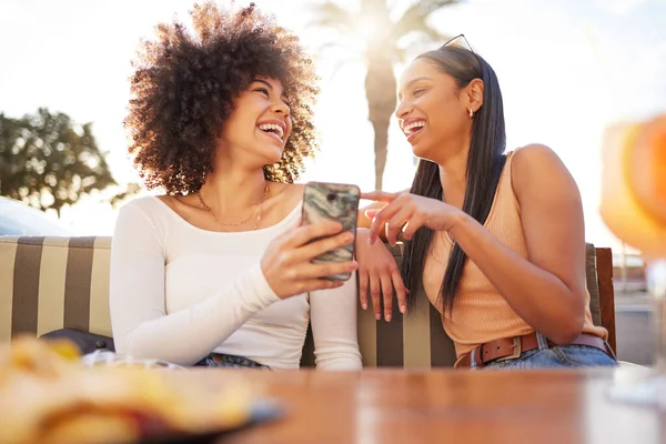 Riendo Feliz Las Mujeres Con Teléfono Café Para Meme Notificación —  Fotos de Stock